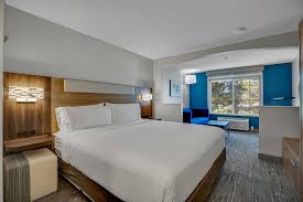 Holiday Inn Express & Suites Portland-Jantzen Beach, an IHG hotel