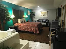 Camelot Inn & Suites
